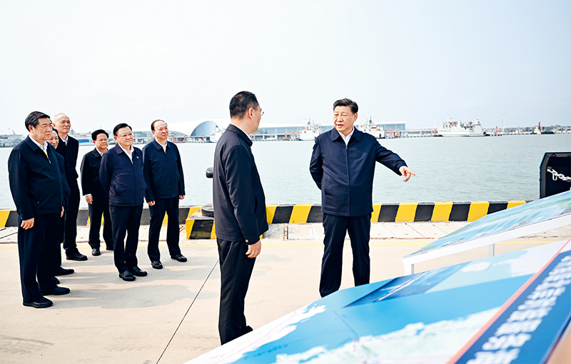 2023年4月10日至13日,中共中央总书记、国家主席、中央军委主席习近平在广东考察。这是10日下午,习近平在湛江市徐闻县徐闻港专用码头考察。